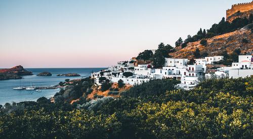 Witte huizen in Griekenland aan het water