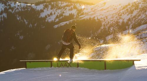 Snowboarder op groene stunt