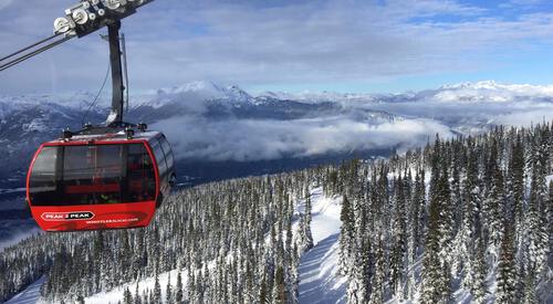 Rode ski lift met bergen