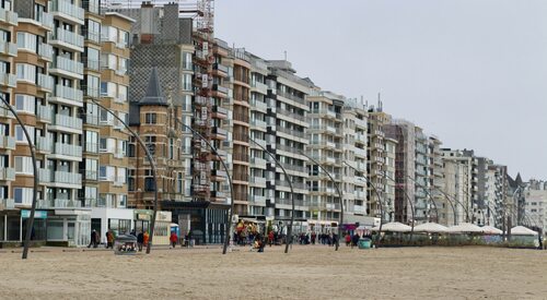 Hoge gebouwen nabij strand
